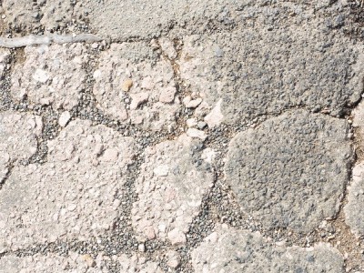 Risse, abgehende Straße mit Rissbreitenschablone 