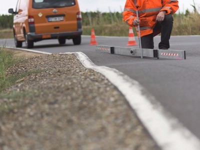 Analyse von Fahrbahnverformungen durch Blähdruck mit 4 m Latte
