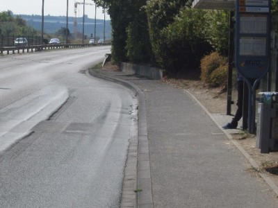 Hitzeschäden in verformter Busbucht mit Zollstock und Wasserwaage.