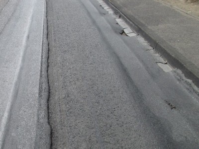 Hitzeschäden in verformter Busbucht mit Zollstock und Wasserwaage.