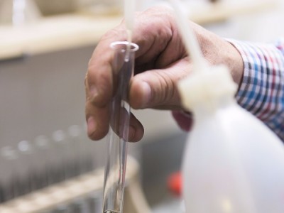 Qualitativer Nachweis von Teer/Bitumen durch Dünnschichtchromatographie mit Fluoreszensanalyse