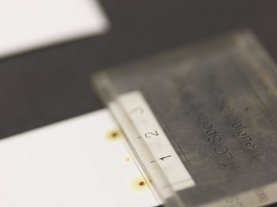 Qualitativer Nachweis von Teer/Bitumen durch Dünnschichtchromatographie mit Fluoreszensanalyse